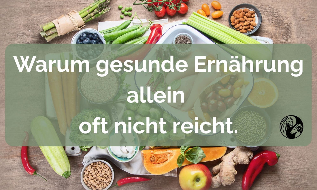 frisches obst und gemüse und nüsse und fleisch und supplemente auf dem tisch schön angerichtet