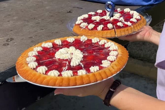 Deutscher Erdbeer-Fruchtboden mit Pudding und Kirschsaft-Gelee