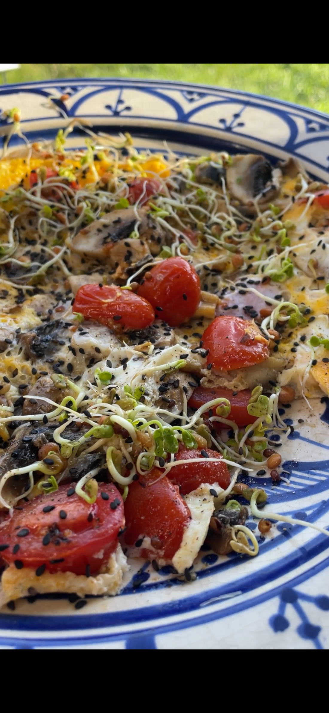 Sprossen auf Rührei mit Tomaten und Champignons