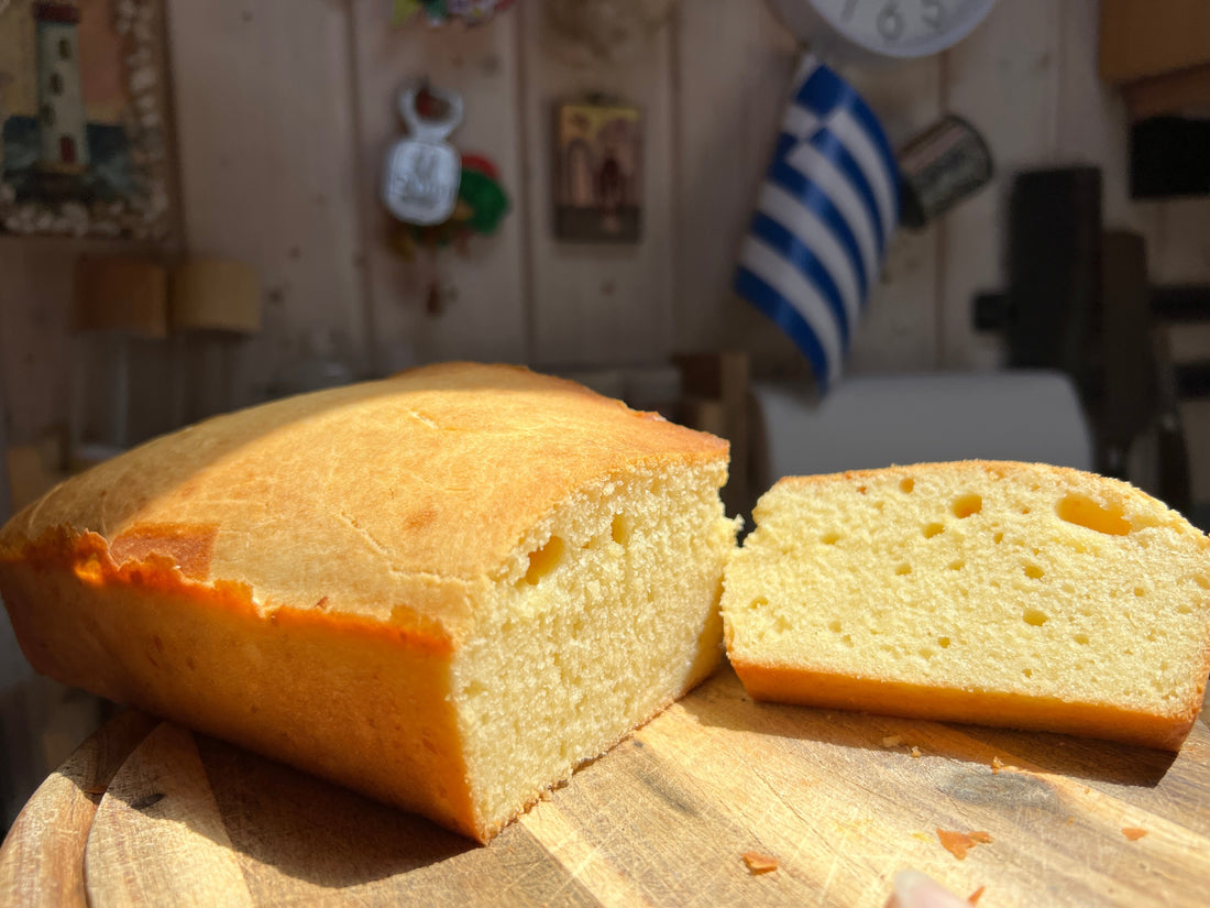 Zitronenkuchen auf Holzbrett angeschnitten