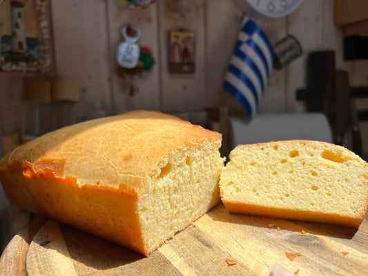 Zitronenkuchen auf Holzbrett angeschnitten
