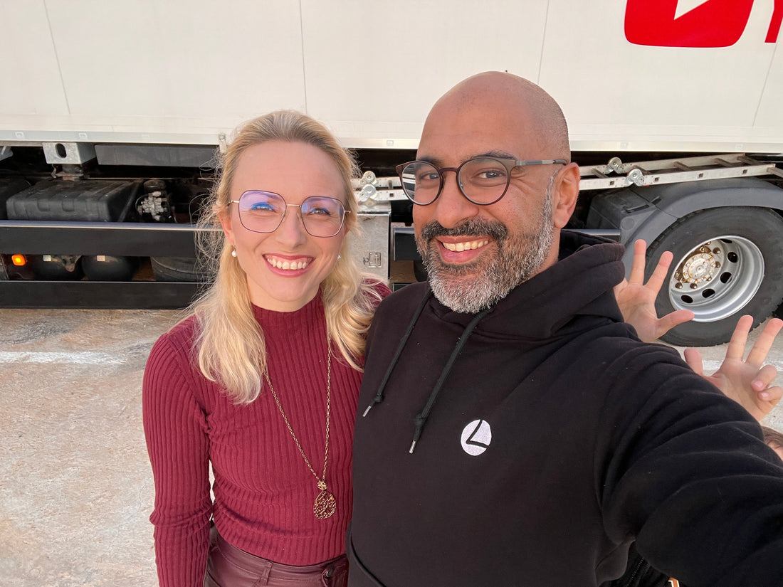 vitalduo janette und chinsky vor dem tiny lkw haus